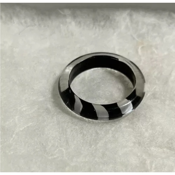 Chunky Retro Rings (lot of 5) Size 6-7 Lucite Plastic and Other Materials - Picture 4 of 6